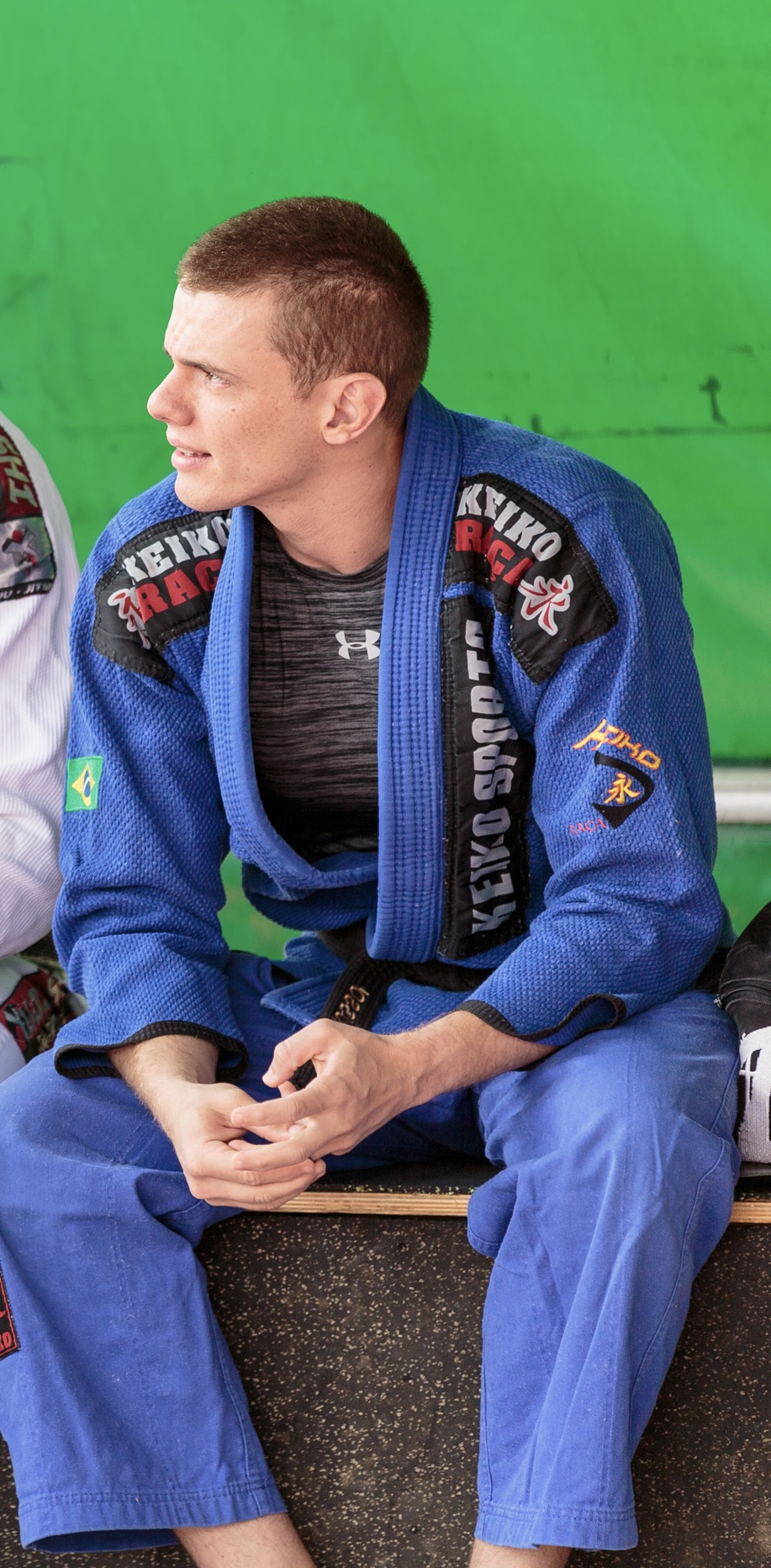 Felipe Russo de kimono azul sentado ao lado do tatame